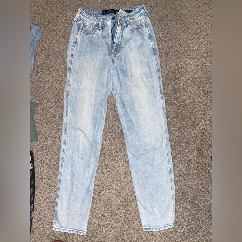 woman’s hollister high rise mom jeans